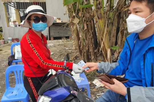 Kit test COVID-19 được bán như mớ rau ngay cổng Trạm Y tế xã Quang Châu